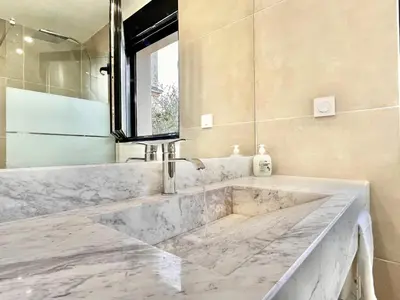 Salle de bains dans l'établissement Duplex Design 6P - accès jardin et parking gratuit