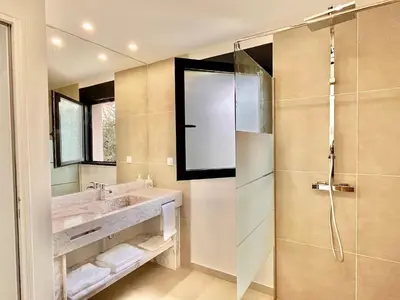 Salle de bains dans l'établissement Duplex Design 6P - accès jardin et parking gratuit