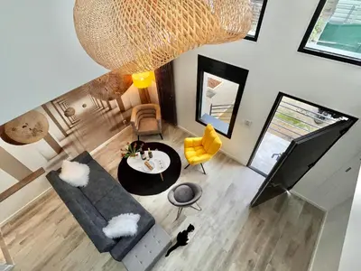 Coin salon dans l'établissement Duplex Design 6P - accès jardin et parking gratuit