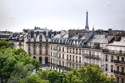 Vue générale sur Paris ou vue de la ville depuis l'hôtel