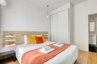 Un ou plusieurs lits dans un hébergement de l'établissement New and quiet 1 Bdr Flat in the Heart of Paris 12