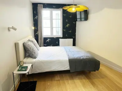 Un ou plusieurs lits dans un hébergement de l'établissement So Paris Group - Fully Serviced Studio Apartment - Jardin des Plantes - Heart of Paris