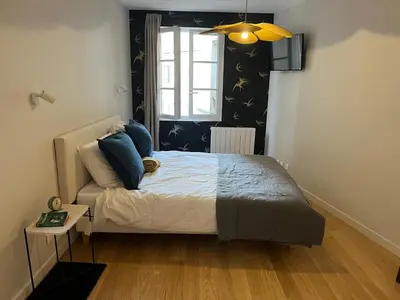 Un ou plusieurs lits dans un hébergement de l'établissement So Paris Group - Fully Serviced Studio Apartment - Jardin des Plantes - Heart of Paris