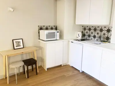 Cuisine ou kitchenette dans l'établissement So Paris Group - Fully Serviced Studio Apartment - Jardin des Plantes - Heart of Paris