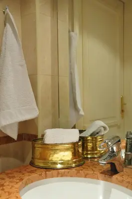 Salle de bains dans l'établissement AU CHAMPS ELYSÉES