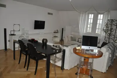 Télévision ou salle de divertissement dans l'établissement AU CHAMPS ELYSÉES
