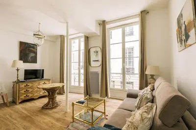 Télévision ou salle de divertissement dans l'établissement GuestReady - Lovely studio in Paris, 15 minutes from Notre Dame Cathedral.