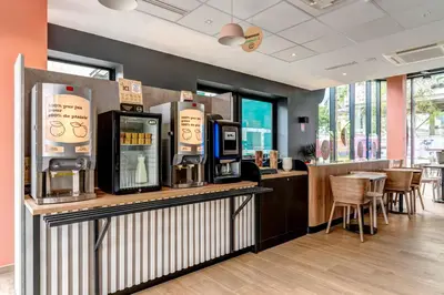 Restaurant ou autre lieu de restauration dans l'établissement B&B HOTEL Paris Ivry Quai de Seine