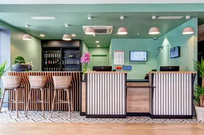 Télévision ou salle de divertissement dans l'établissement B&B HOTEL Paris Ivry Quai de Seine