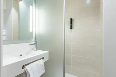 Salle de bains dans l'établissement B&B HOTEL Paris Ivry Quai de Seine