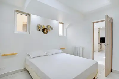 Un ou plusieurs lits dans un hébergement de l'établissement Cosy apartment 4P-1BR Flandre-Crimée