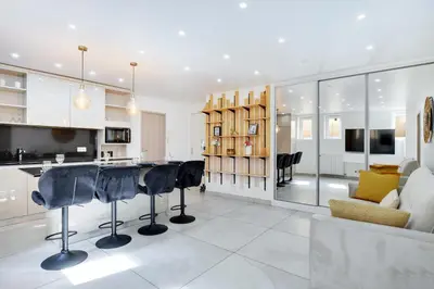 Cuisine ou kitchenette dans l'établissement Cosy apartment 4P-1BR Flandre-Crimée