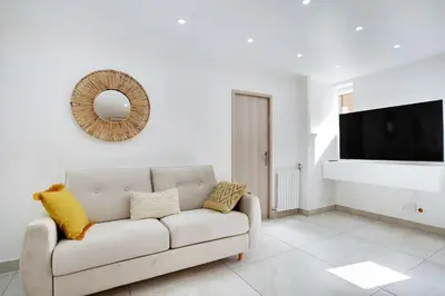 Télévision ou salle de divertissement dans l'établissement Cosy apartment 4P-1BR Flandre-Crimée