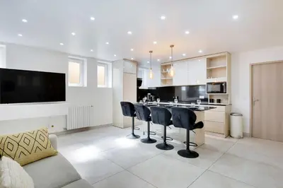 Cuisine ou kitchenette dans l'établissement Cosy apartment 4P-1BR Flandre-Crimée