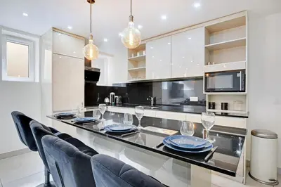 Cuisine ou kitchenette dans l'établissement Cosy apartment 4P-1BR Flandre-Crimée