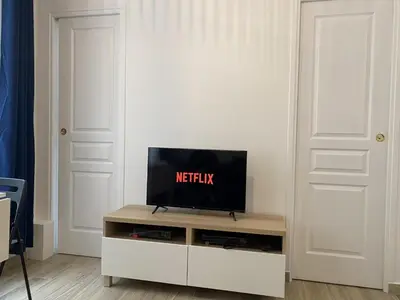 Télévision ou salle de divertissement dans l'établissement Appartement moderne & cosy au cœur de Paris