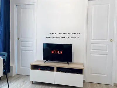 Télévision ou salle de divertissement dans l'établissement Appartement moderne & cosy au cœur de Paris