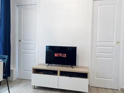 Télévision ou salle de divertissement dans l'établissement Appartement moderne & cosy au cœur de Paris