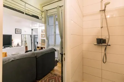 Télévision ou salle de divertissement dans l'établissement GuestReady - Cosy studio mezzanine in Paris