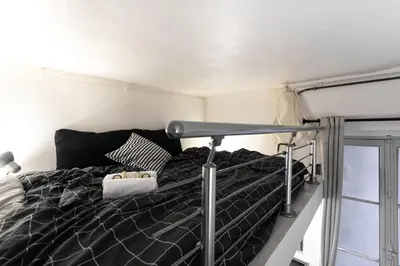 Un ou plusieurs lits dans un hébergement de l'établissement GuestReady - Cosy studio mezzanine in Paris