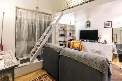 Télévision ou salle de divertissement dans l'établissement GuestReady - Cosy studio mezzanine in Paris