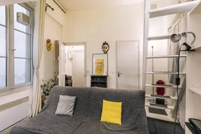 Un ou plusieurs lits dans un hébergement de l'établissement GuestReady - Cosy studio mezzanine in Paris