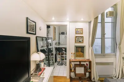 Télévision ou salle de divertissement dans l'établissement GuestReady - Cosy studio mezzanine in Paris
