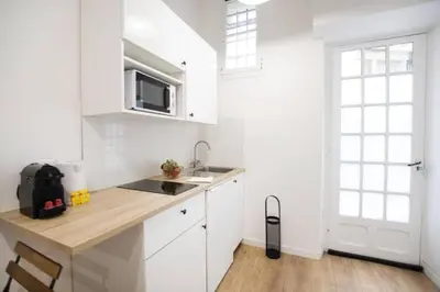 Cuisine ou kitchenette dans l'établissement ParisConciergerie - Nice studio near Eiffel Tower