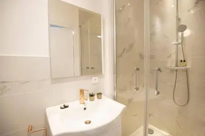 Salle de bains dans l'établissement ParisConciergerie - Nice studio near Eiffel Tower