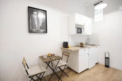Cuisine ou kitchenette dans l'établissement ParisConciergerie - Nice studio near Eiffel Tower