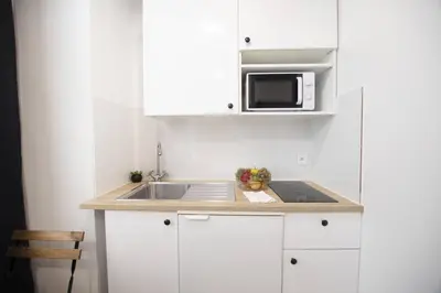 Cuisine ou kitchenette dans l'établissement Superbe studio proche tour Eiffel