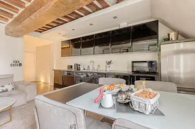 Cuisine ou kitchenette dans l'établissement Large and Modern 1Brd Flat at Lovely Saint Germain