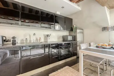 Cuisine ou kitchenette dans l'établissement Large and Modern 1Brd Flat at Lovely Saint Germain