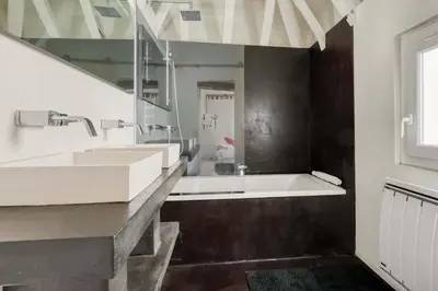 Salle de bains dans l'établissement Large and Modern 1Brd Flat at Lovely Saint Germain