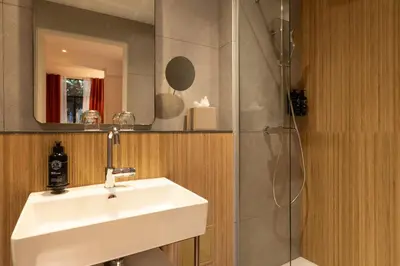 Salle de bains dans l'établissement Hôtel Le Cardinal