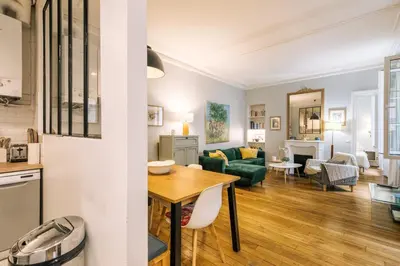 Cuisine ou kitchenette dans l'établissement GuestReady - Apt spacieux et exquis dans le 17ème