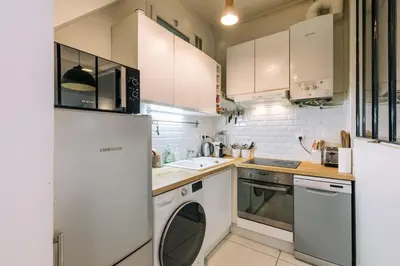 Cuisine ou kitchenette dans l'établissement GuestReady - Apt spacieux et exquis dans le 17ème