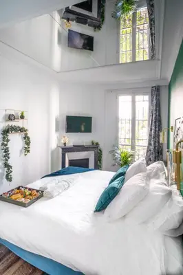 Un ou plusieurs lits dans un hébergement de l'établissement Suite L'éclipse Paris, logement avec jacuzzi, à 10 minutes des Champs Elysées