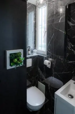 Salle de bains dans l'établissement Suite L'éclipse Paris, logement avec jacuzzi, à 10 minutes des Champs Elysées