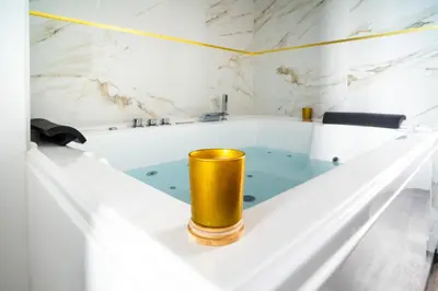 Salle de bains dans l'établissement Suite L'éclipse Paris, logement avec jacuzzi, à 10 minutes des Champs Elysées