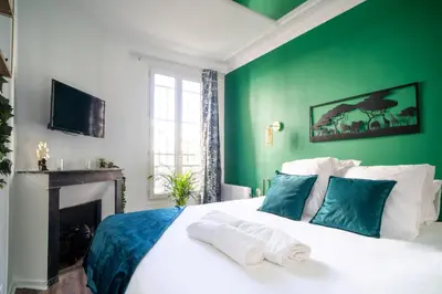 Un ou plusieurs lits dans un hébergement de l'établissement Suite L'éclipse Paris, logement avec jacuzzi, à 10 minutes des Champs Elysées
