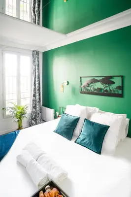 Un ou plusieurs lits dans un hébergement de l'établissement Suite L'éclipse Paris, logement avec jacuzzi, à 10 minutes des Champs Elysées