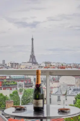 Boissons dans l'établissement Vue exceptionnelle sur la tour Eiffel