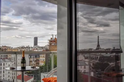 Vue générale sur Paris ou vue de la ville depuis l'appartement