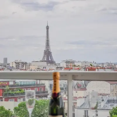 Vue exceptionnelle sur la tour Eiffel