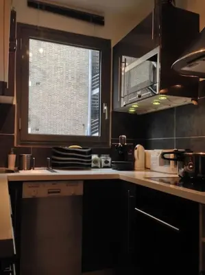 Cuisine ou kitchenette dans l'établissement Paris Central Design Jardin & Terrasse privé