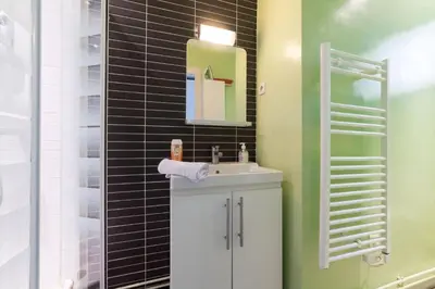 Salle de bains dans l'établissement Pied-a-terre near Bastille & Voltaire Paris 11th