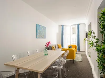 Coin salon dans l'établissement Merveil - Family Suite - Marais - Saint Denis II