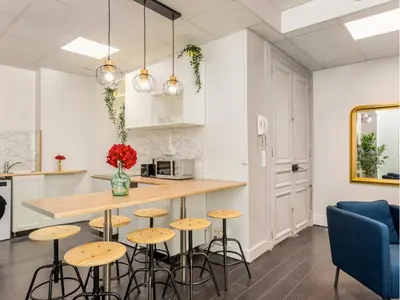 Cuisine ou kitchenette dans l'établissement Merveil - Family Suite - Marais - Sebastopol III