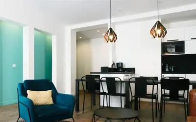Cuisine ou kitchenette dans l'établissement Elégant appartement dans le quartier Concorde à Paris